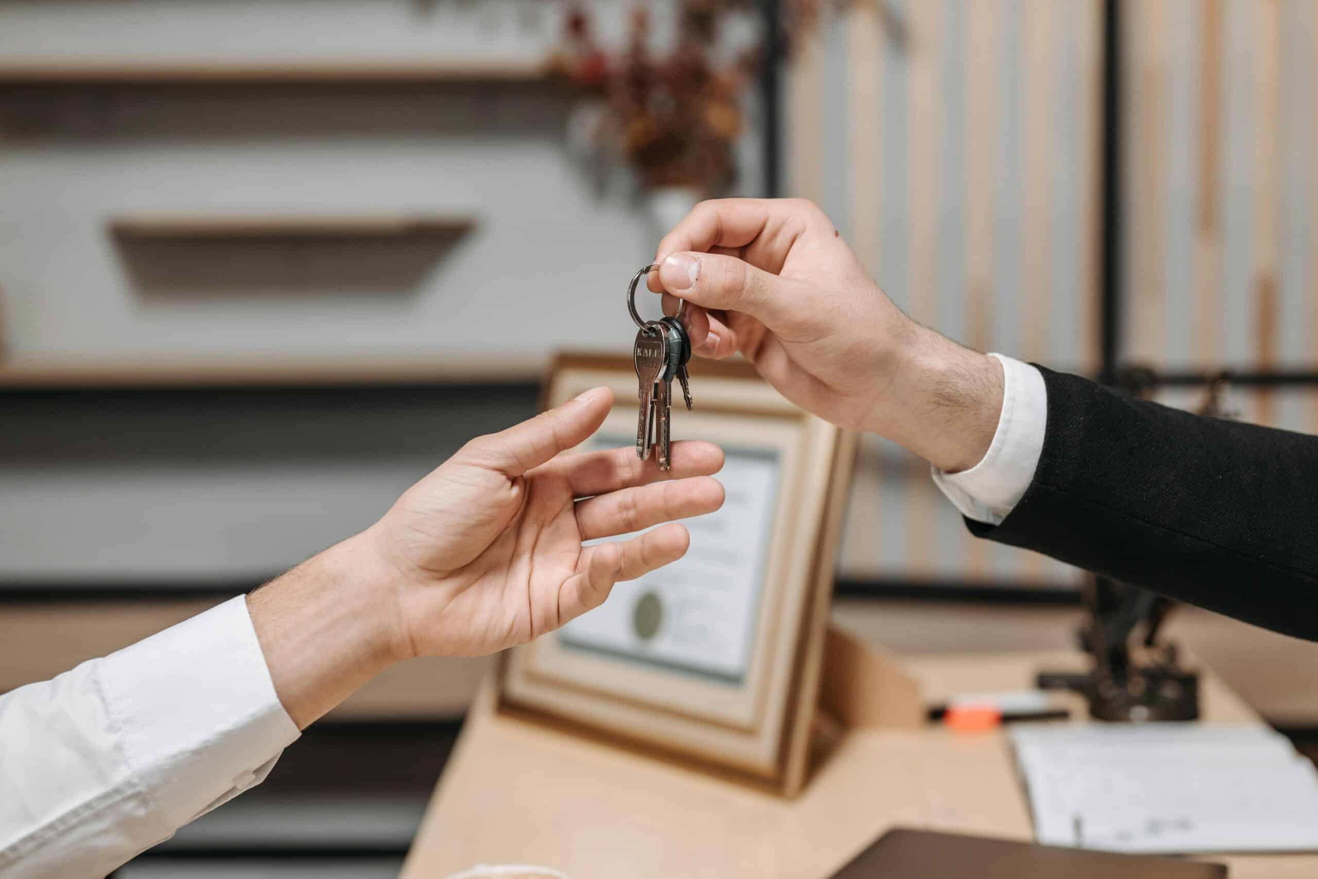 Agent immobilier présentant une maison